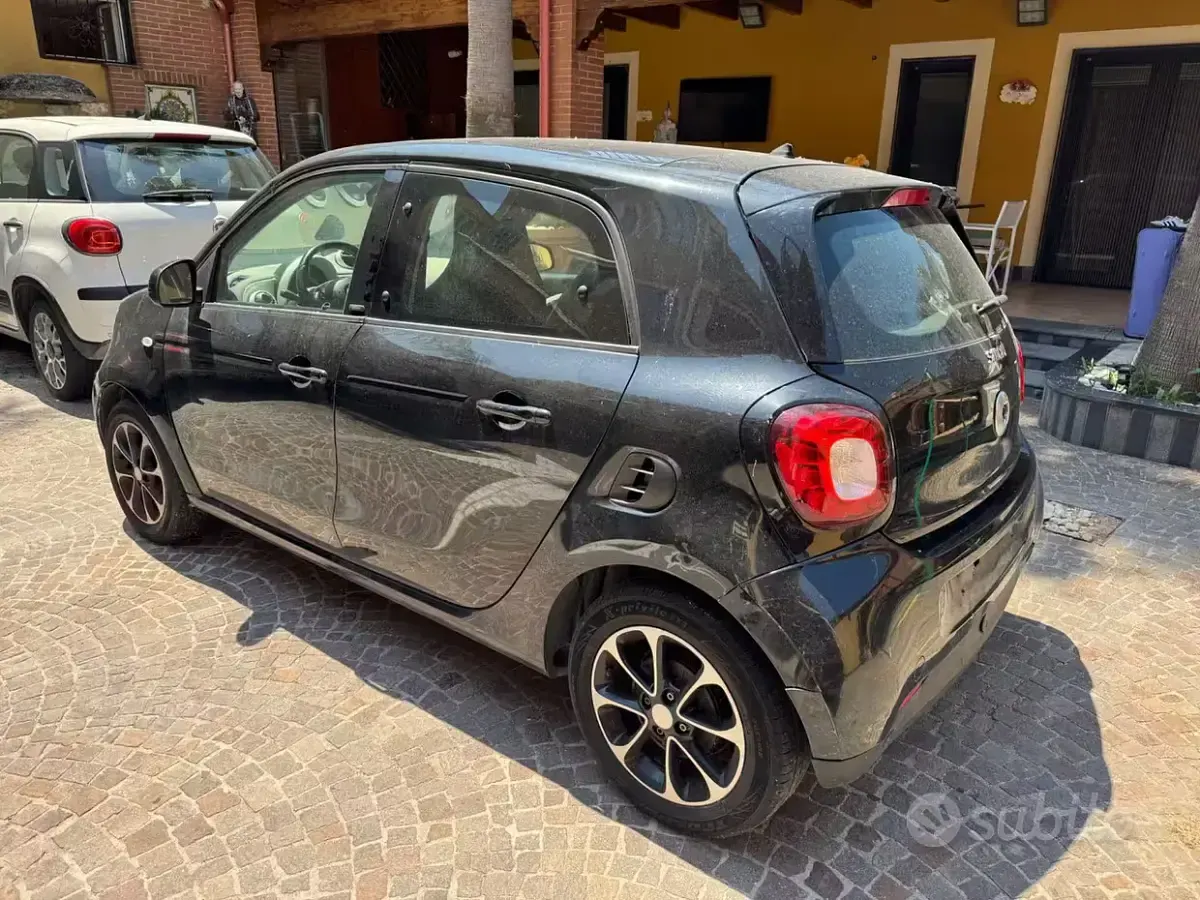 Usata Smart ForFour Prime 71 CV (52 kW) 2016 Nero Utilitaria