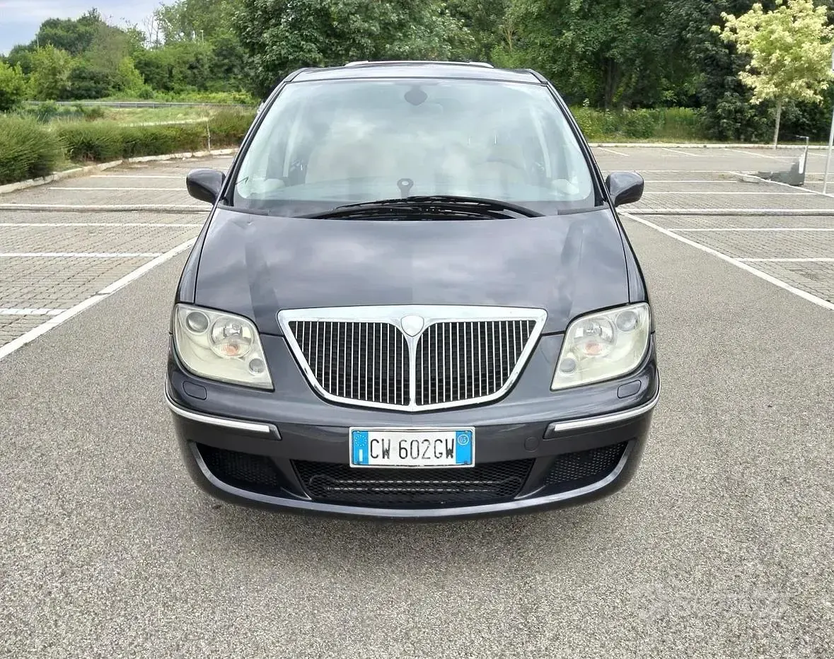 Usata Lancia Phedra 128 CV (94 kW) 2005 Grigio Monovolume