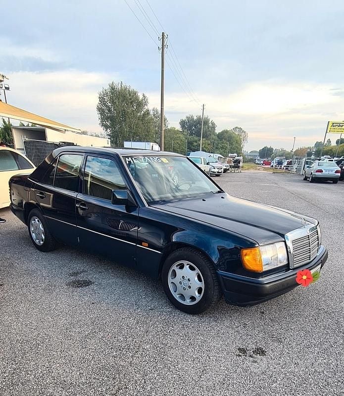 Usata Mercedes E200 122 CV (89 kW) 1991 Blu Berlina