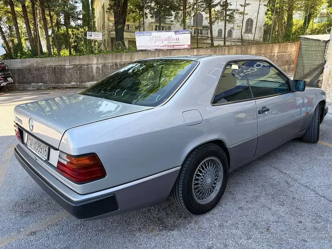 Usata Mercedes 300 181 CV (133 kW) 1989 Argento Coupé