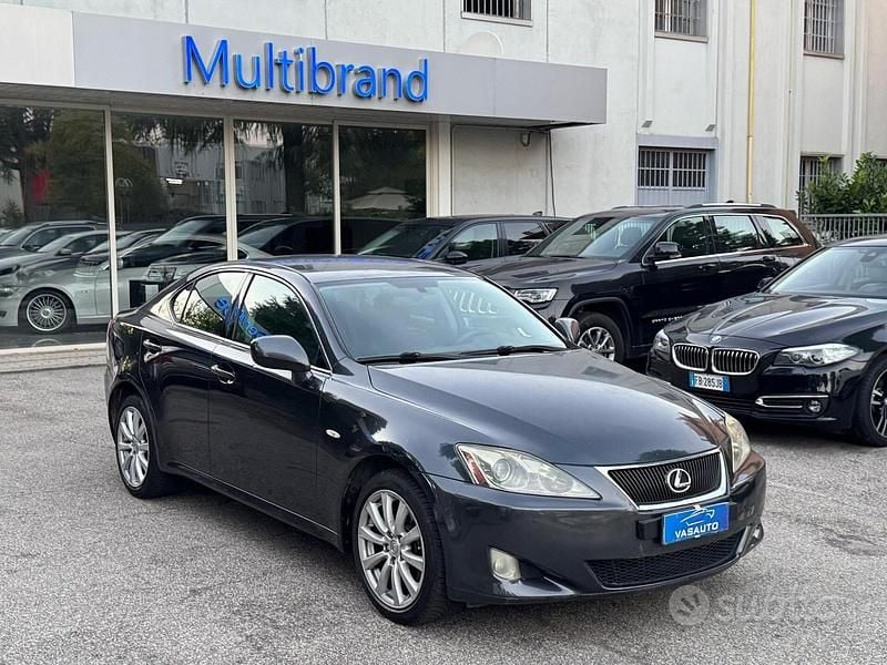 Grigio Usata 2008 Lexus IS220d Luxury Line Tre volumi | 1990 € (Buon prezzo) - Immagine 1/4