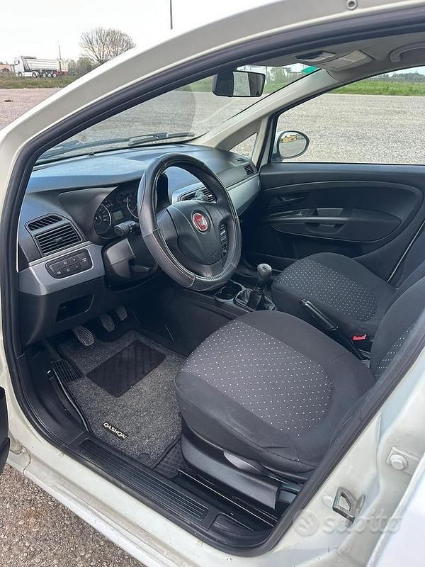 Usata Fiat Grande Punto 75 CV (55 kW) 2009 Bianco Utilitaria