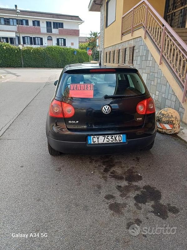 Nero Usata 2005 VW Golf IV Tre volumi | 2300 € (Buon prezzo) - Immagine 1/4