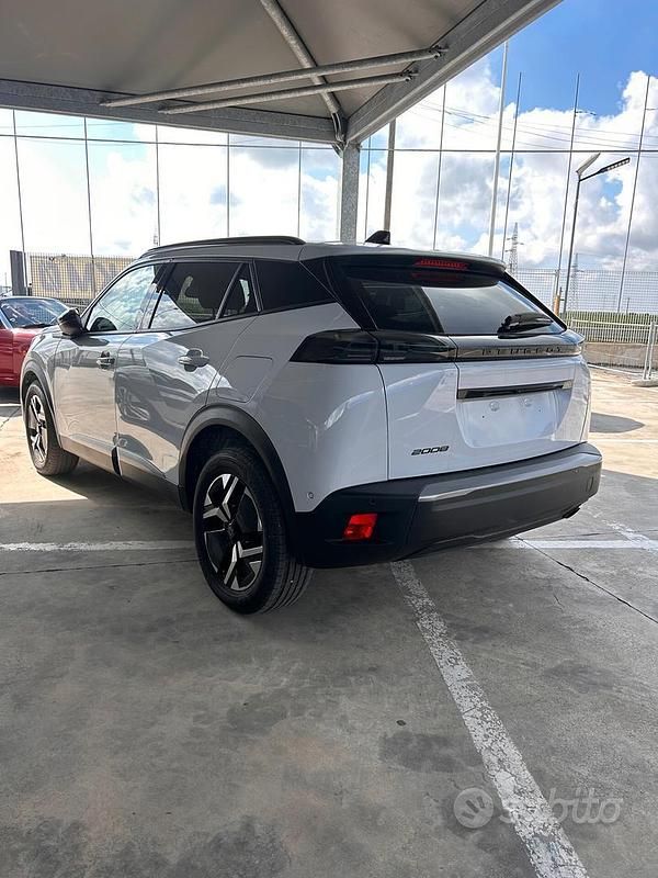 Usata Peugeot 2008 Allure 101 CV (74 kW) 2025 Bianco SUV