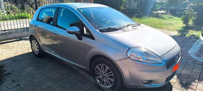 Grigio Usata 2009 Fiat Grande Punto Emotion Due volumi | 4000 € (Buon prezzo) - Immagine 1/4