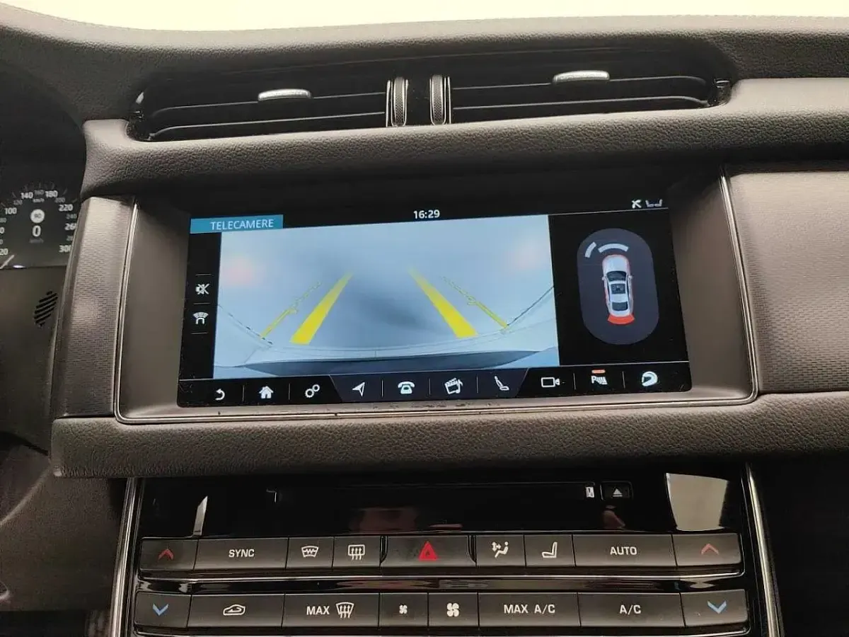 Usata Jaguar XF R-Sport 180 CV (132 kW) 2016 Nero Berlina