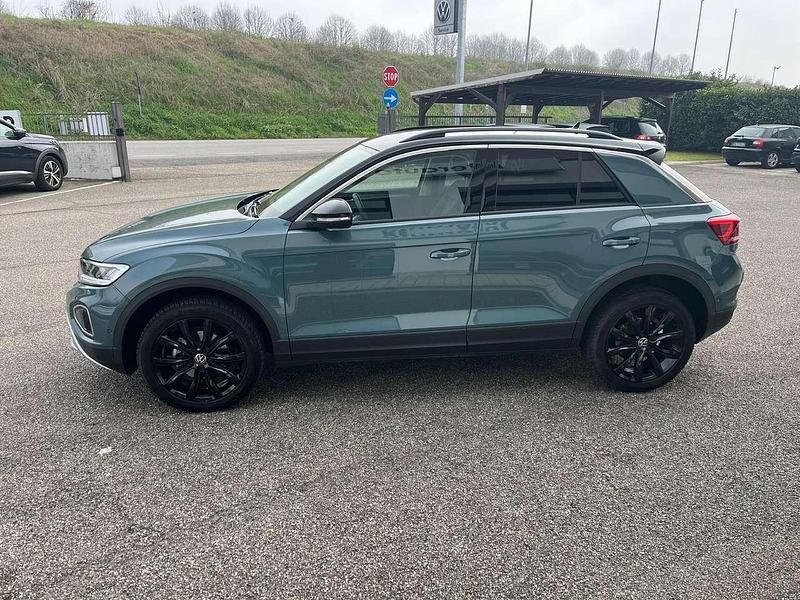 Usata VW T-Roc Life 150 CV (110 kW) 2023 Petroleum blue metallizzato SUV
