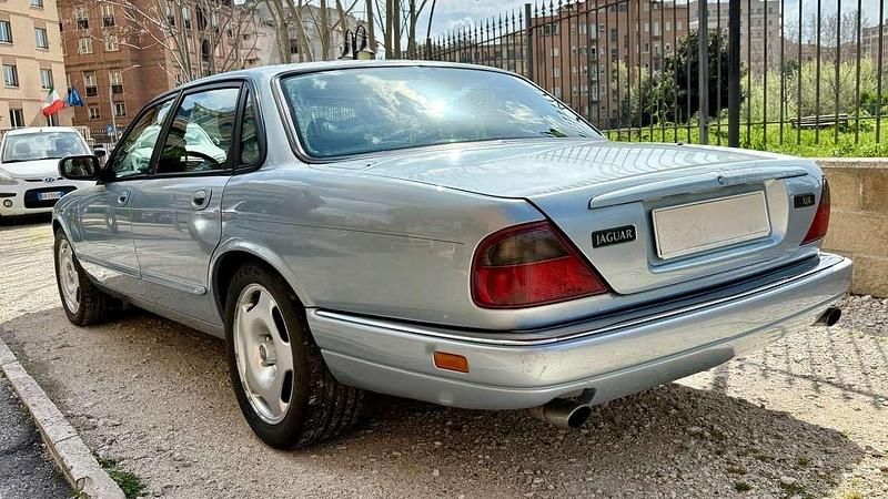 Usata Jaguar XJR 320 CV (235 kW) 1995 Ice blu Berlina