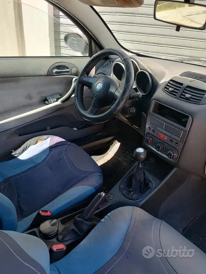 Usata Alfa Romeo 147 Distinctive 116 CV (85 kW) 2005 Blu Utilitaria