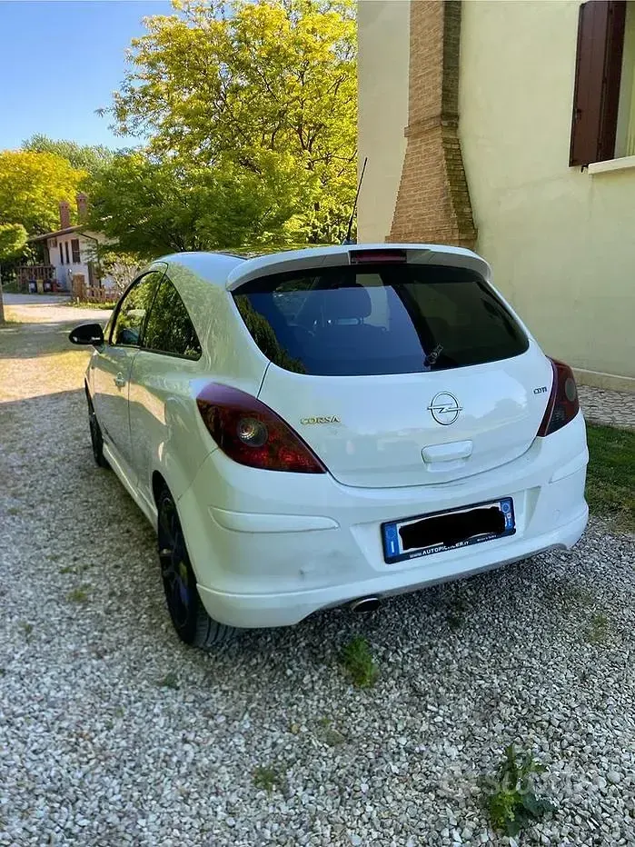 Usata Opel Corsa 90 CV (66 kW) 2009 Bianco Utilitaria
