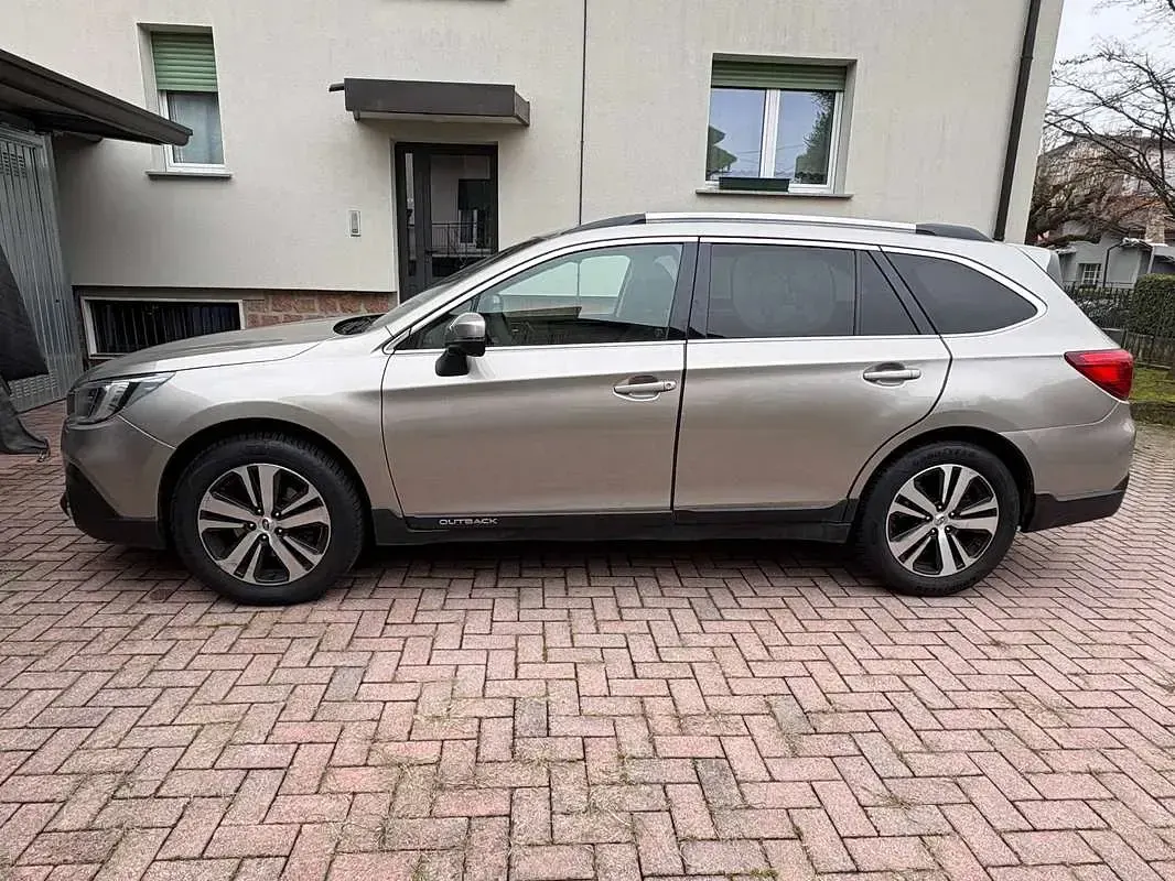Usata Subaru Outback Premium 175 CV (128 kW) 2018 Argento Station wagon