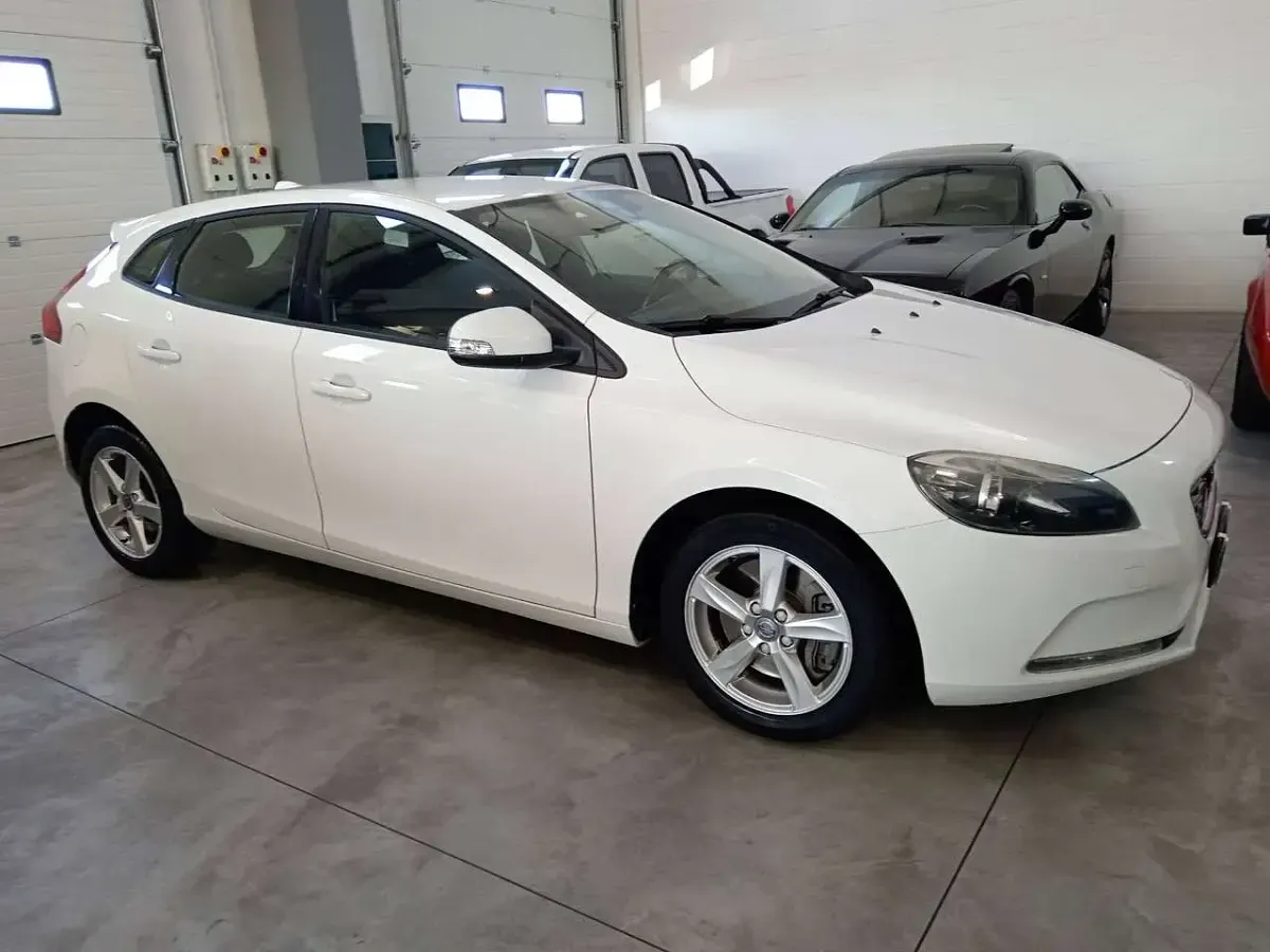 Usata Volvo V40 Kinetic 150 CV (110 kW) 2015 Bianco Berlina