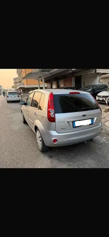 Usata Ford Fiesta Zetec 68 CV (50 kW) 2007 Grigio Utilitaria