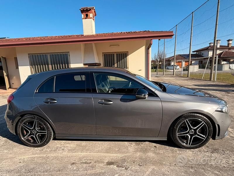 Usata Mercedes A180 Premium 116 CV (85 kW) 2019 Grigio Berlina