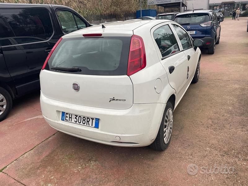Usata Fiat Punto Active 69 CV (50 kW) 2011 Bianco Berlina