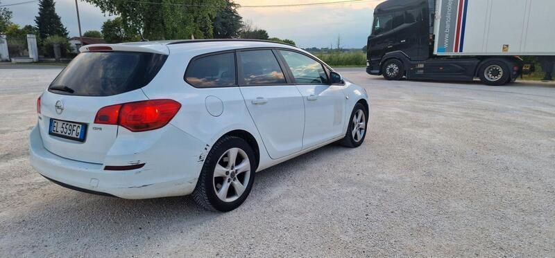 Usata Opel Astra 110 CV (80 kW) 2012 Bianco Station wagon