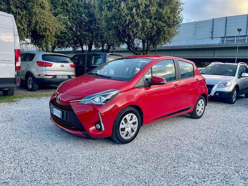 Usata Toyota Yaris Cool 69 CV (50 kW) 2018 Rosso Berlina