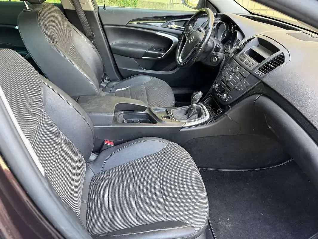 Usata Opel Insignia 160 CV (117 kW) 2012 Marrone Station wagon