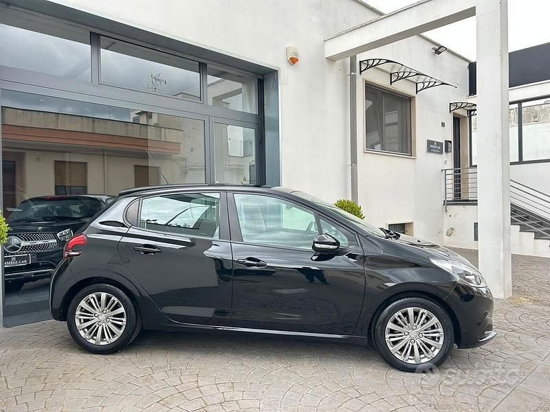 Usata Peugeot 208 Allure 75 CV (55 kW) 2018 Nero Utilitaria