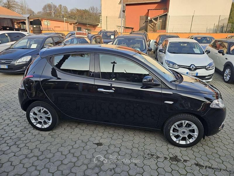 Usata Lancia Ypsilon 69 CV (50 kW) 2016 Nero Utilitaria