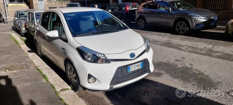 Usata Toyota Yaris Hybrid 75 CV (55 kW) 2013 Bianco Utilitaria