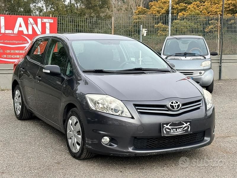 Usata Toyota Auris Active 99 CV (72 kW) 2011 Grigio Utilitaria