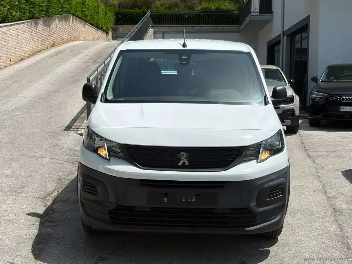 Usata Peugeot Rifter Active 102 CV (75 kW) 2022 Bianco Monovolume
