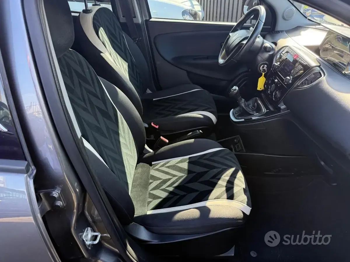 Usata Lancia Ypsilon Gold 95 CV (69 kW) 2017 Grigio Utilitaria