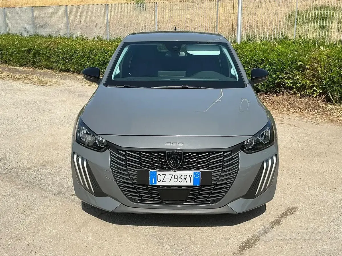 Usata Peugeot 208 Allure 101 CV (74 kW) 2025 Grigio Utilitaria