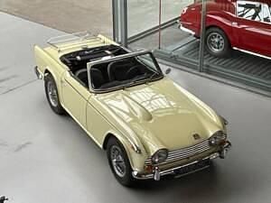 Usata Triumph TR 250 105 CV (77 kW) 1967 Giallo Cabrio