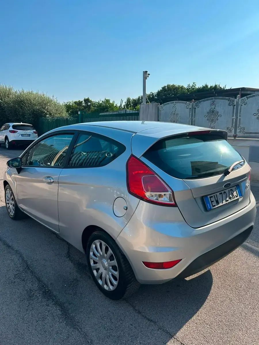 Usata Ford Fiesta 60 CV (44 kW) 2014 Grigio Utilitaria