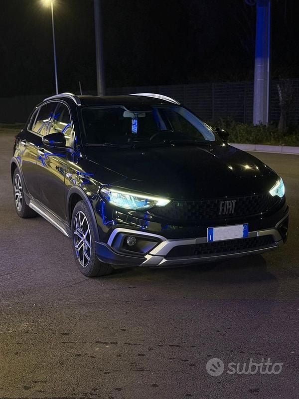 Usata Fiat Tipo Cross 101 CV (74 kW) 2021 Nero Berlina