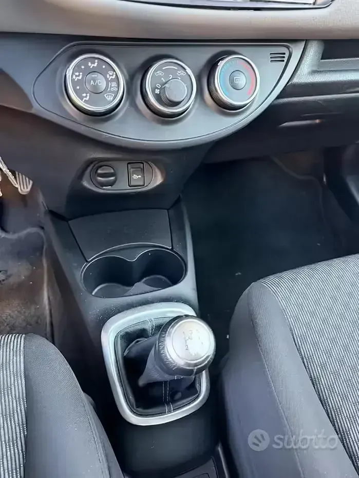 Usata Toyota Yaris 69 CV (50 kW) 2015 Bianco Utilitaria