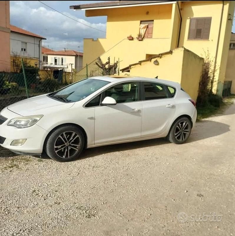 Usata Opel Astra 110 CV (80 kW) 2012 Bianco Berlina