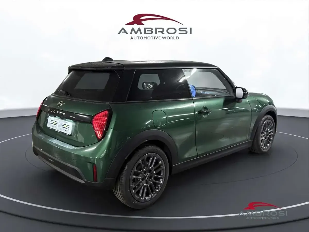 Nuova Mini Cooper Favoured 155 kW (211 CV) 2025 Verde Utilitaria