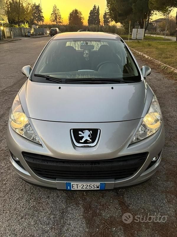 Grigio Usata 2014 Peugeot 207 Tre volumi | 5000 € (Buon prezzo) - Immagine 1/4