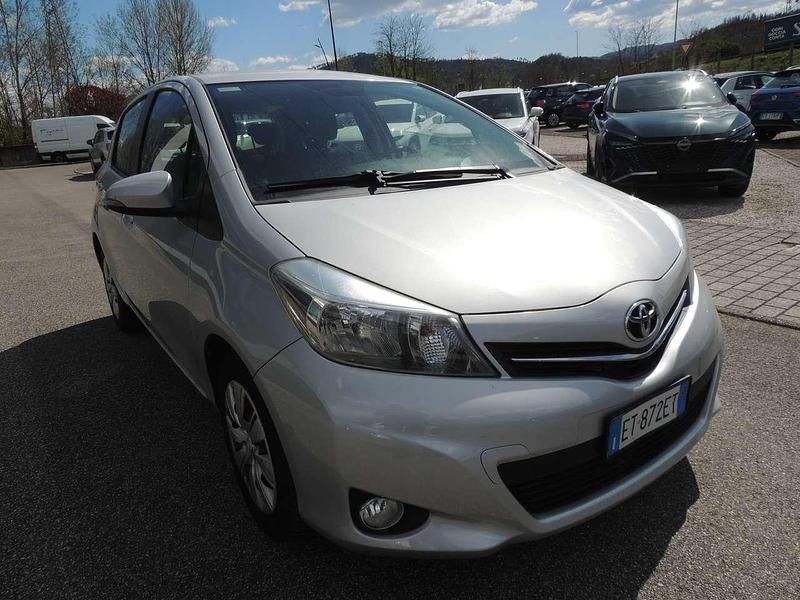 Usata Toyota Yaris Lounge 69 CV (50 kW) 2014 Grigio Utilitaria