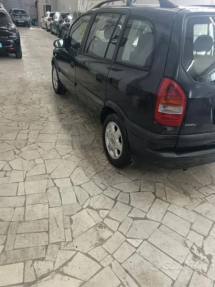 Usata Opel Zafira 101 CV (74 kW) 1999 Nero Monovolume