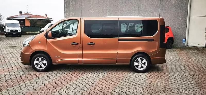 Usata Nissan NV300 S 145 CV (106 kW) 2018 Marrone metallizzato Furgone