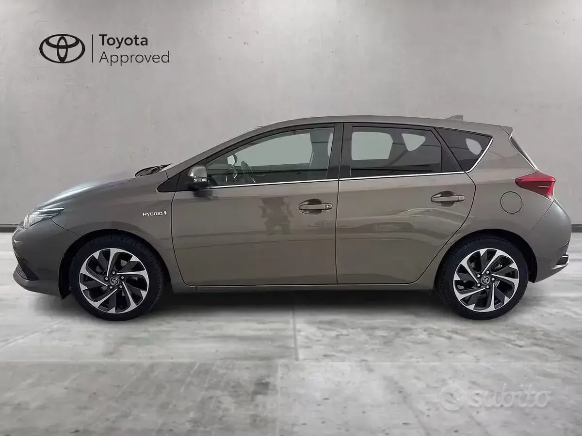 Usata Toyota Auris Hybrid Lounge 99 CV (72 kW) 2016 Grigio Berlina