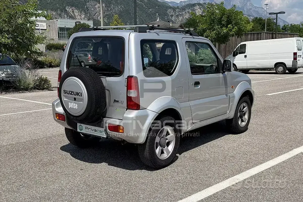 Usata Suzuki Jimny 85 CV (62 kW) 2007 Grigio SUV