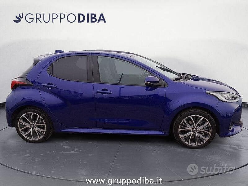 Usata Toyota Yaris Hybrid Lounge 131 CV (96 kW) 2024 Blu Berlina
