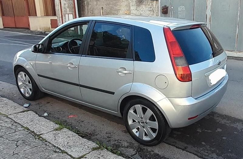 Usata Ford Fiesta Ghia 80 CV (58 kW) 2005 Argento Utilitaria