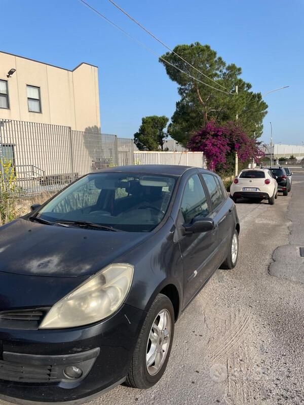 Usado Renault Clio II 75 CV (55 kW) 2006 Gris Utilitario