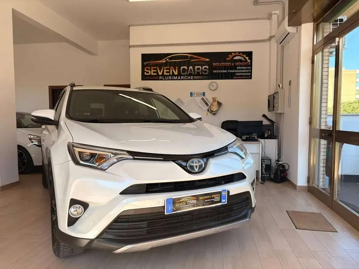 Usata Toyota RAV4 Hybrid Style 155 CV (114 kW) 2016 Bianco perlato SUV