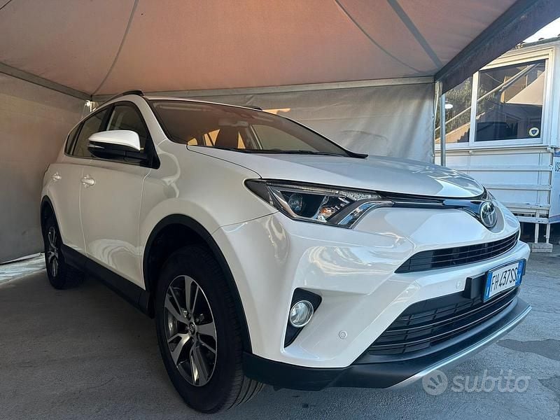 Usata Toyota RAV4 Business Edition 142 CV (104 kW) 2017 Bianco Berlina