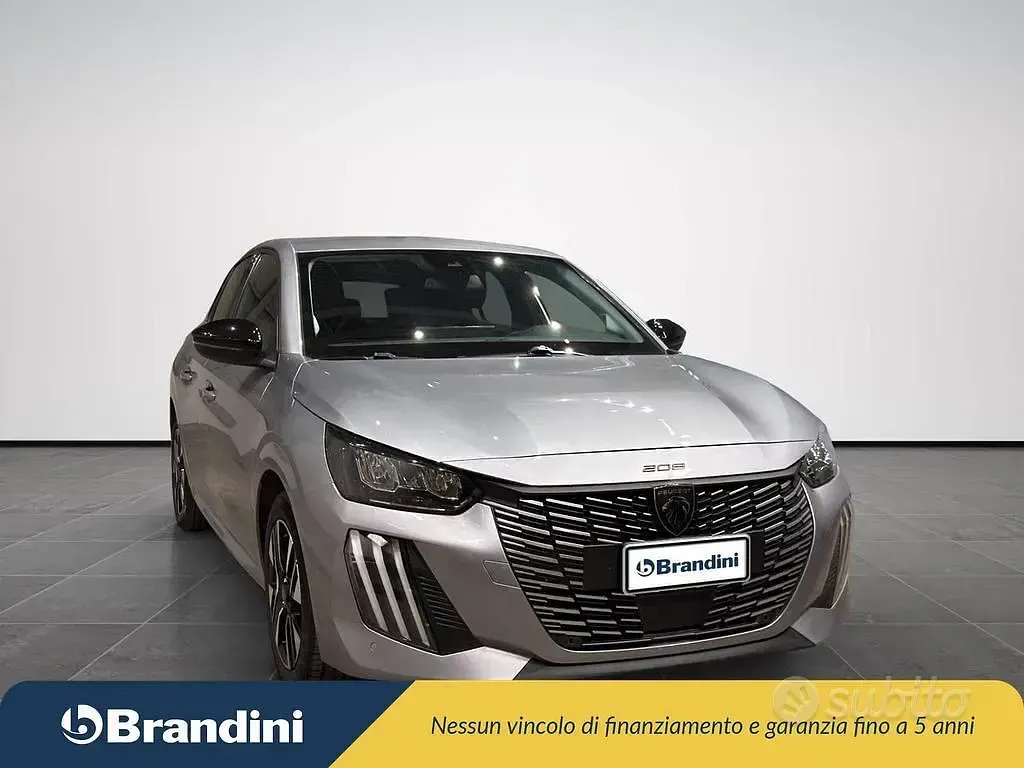 Usata Peugeot 208 Allure 101 CV (74 kW) 2025 Grigio artense Utilitaria
