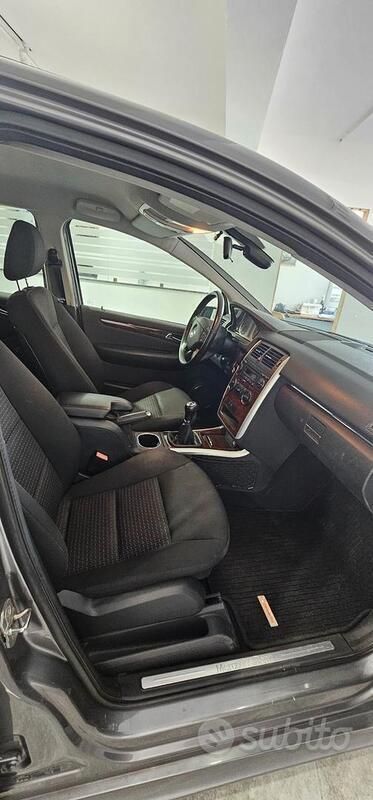 Usata Mercedes B200 140 CV (102 kW) 2009 Grigio Monovolume