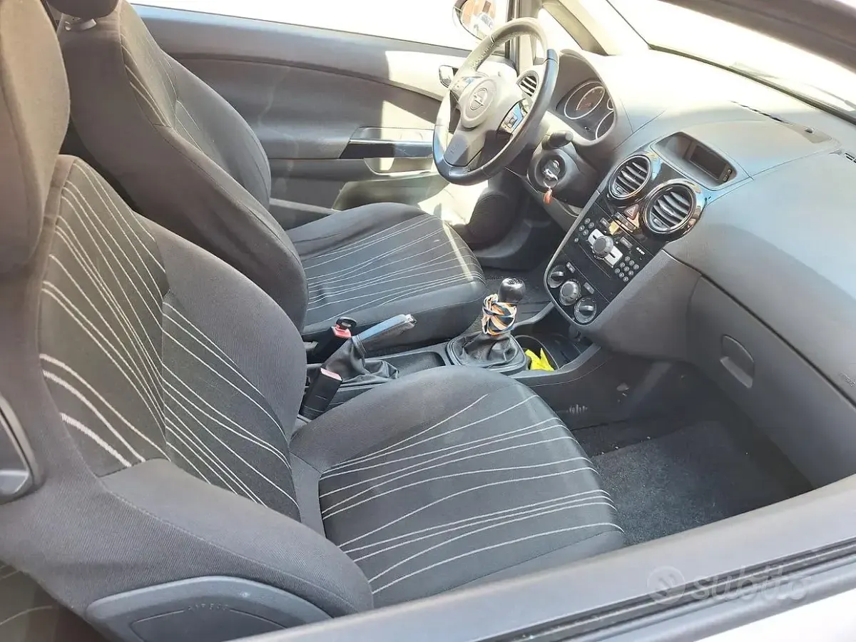 Usata Opel Corsa 75 CV (55 kW) 2010 Grigio Utilitaria