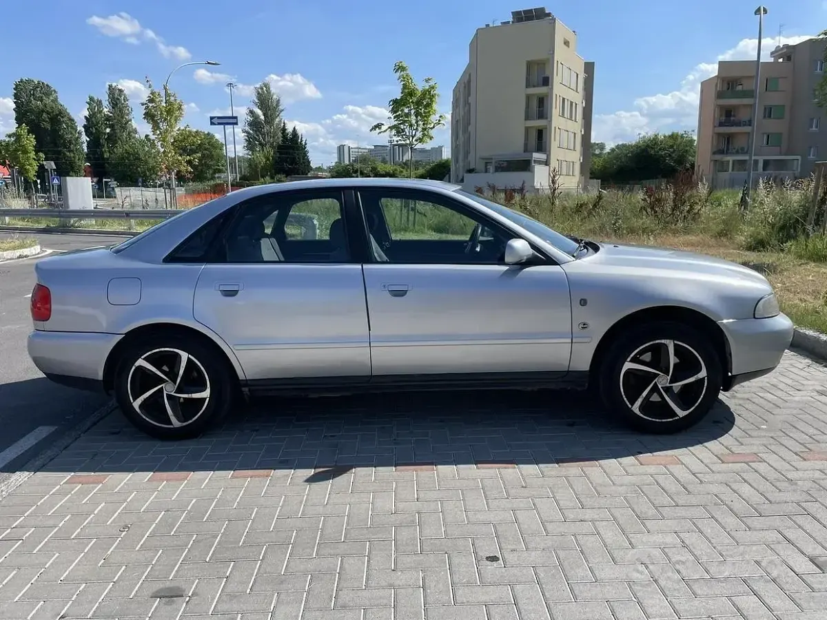 Usata Audi A4 125 CV (91 kW) 1998 Grigio Berlina